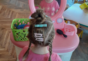 Dziewczynka prezentuje swoją nowa fryzurę